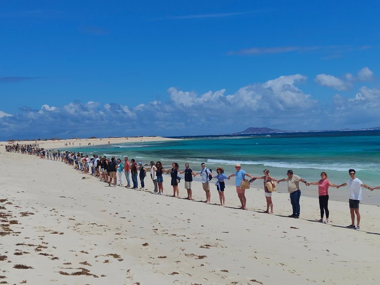 cadena humana en las Dunas de Corralejo