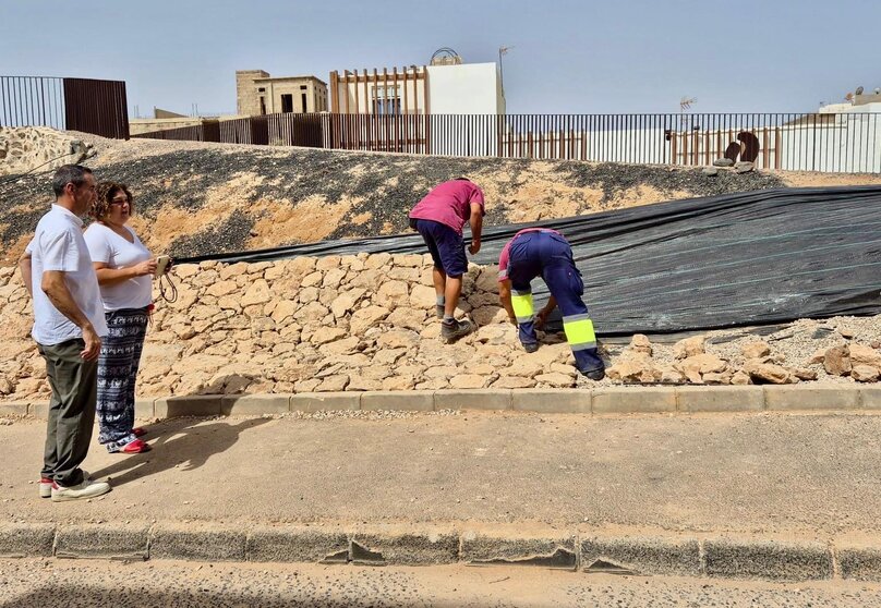 FOTO-ROSA Y DAVID CON TRABAJADORES-HORNOS DE CAL CHARCO