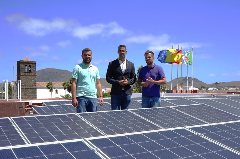 Placas fotovoltaicas en La Oliva con los concejales y alcalde