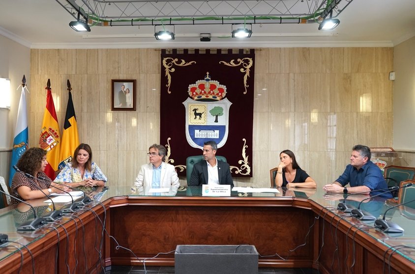 Firma del convenio en La Oliva