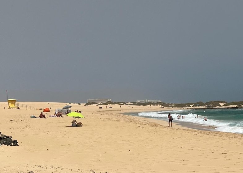 Caseta cerrada y bañistas en las playas de Corralejo