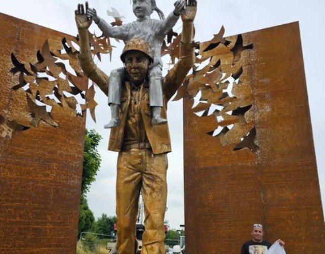 Juan Miguel Cubas en la inauguración de la escultura 